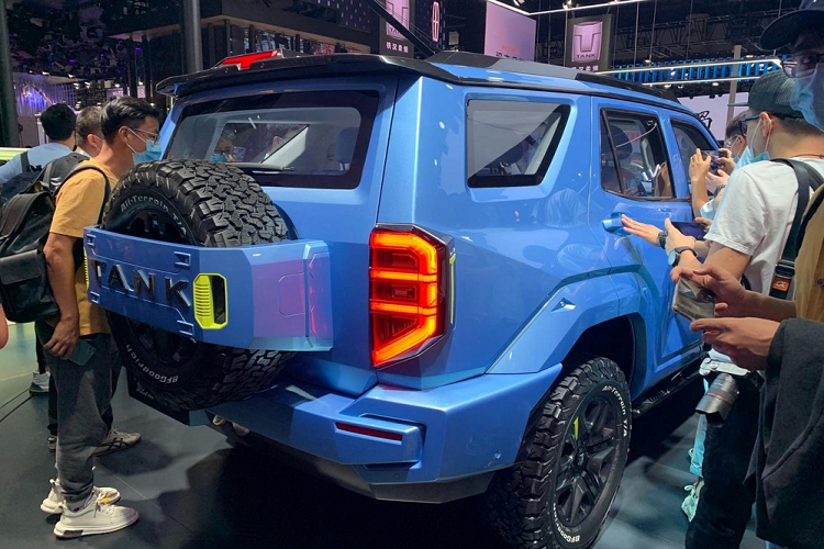 Phiên bản cao cấp nhất của 400 có thể sẽ được trang bị động cơ tăng áp V6 dung tích 3.0 lít mạnh hơn và hộp số tự động 9 cấp từ mẫu 500, tuy nhiên không ai dám chắc. Phiên bản sản xuất của Tank 400 có thể sẽ được hé lộ trong năm 2022. Mức giá xe Great Wall Tank 400 sẽ là cầu nối giữa 300 và 500, đồng nghĩa với mức khoảng 35.000 – 40.000 USD (khoảng 792 đến hơn 900 triệu đồng).