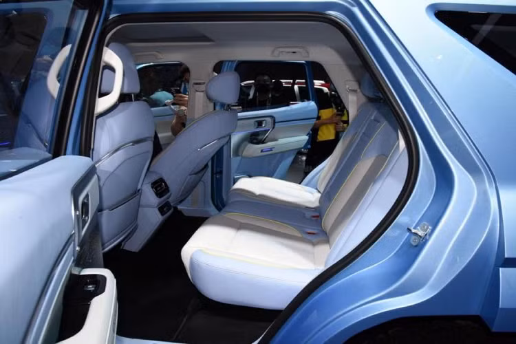 Bộ lốp đi mọi địa hình của BF Goodrich cho thấy Tank 400 là một chiếc xe off-road thực thụ. Không chỉ vậy, bên cạnh kiến trúc khung bậc thang, Tank 400 còn đi kèm với hệ dẫn động AWD với bộ khóa vi sai cả trước lẫn sau. Trước mắt, nhà sản xuất không cung cấp thông tin về hệ thống động cơ, nhưng người mua có thể kỳ vọng Tank 400 cũng được cung cấp với động cơ tăng áp dung tích 2.0 lít giống như mẫu 300, kết hợp với hộp số tự động 8 cấp.