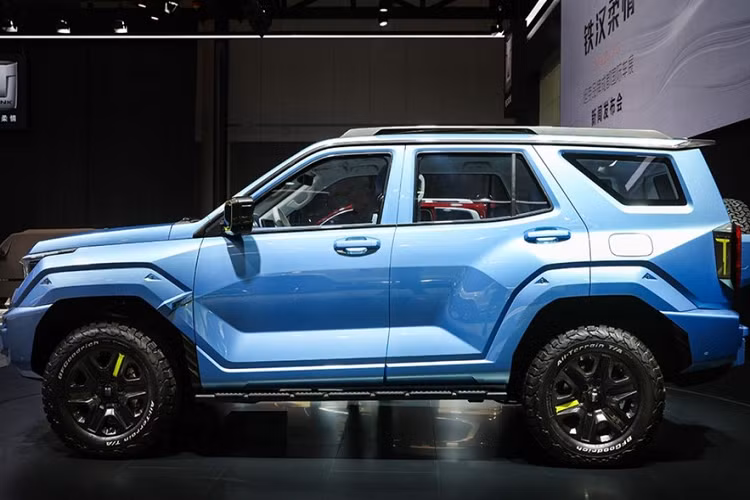 Quay trở lại với mẫu xe SUV Great Wall Tank 400, nó sử dụng kiến trúc thân trên khung giống như Tank 500 và cũng có trục cơ sở dài 2.850 mm. Trên mặt thiết kế, nó trông khác hẳn so với người anh em 500, áp dụng những bề mặt góc cạnh và tấm chắn bùn trùng màu thân vỏ.