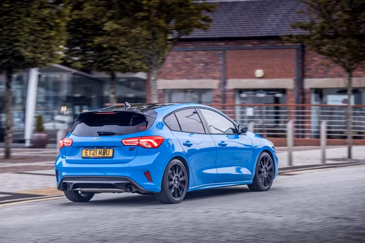 Bên trong khoang lái, Ford Focus ST 2021 phiên bản đặc biệt được trang bị ghế đua thể thao Recaro được bọc cả da lẫn vải, huy hiệu ST thêu chỉ đỏ ở lưng ghế, nội thất xe có đường chỉ thêu màu xanh cùng tông màu sơn ngoại thất.