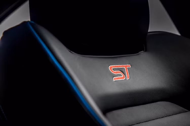 Trang bị hệ thống treo mới giúp tăng độ độ nén lò xo thêm 50% so với mẫu ST thông thường. Đồng thời giúp giảm khoảng sáng gầm xuống thêm 10 mm ở cả hai cầu, cho phép người dùng có thể tùy chỉnh trong biên độ 20 mm. Hệ thống treo này có đến 12 tùy chỉnh nén và 16 tùy chỉnh phản hồi cho người dùng lựa chọn dựa trên thói quen và sở thích sử dụng xe. Ford Performance còn cung cấp dùng tài liệu hướng dẫn thiết lập hệ thống treo tùy vào điều kiện đường và mục đích sử dụng cho người dùng chưa có kiến thức về vấn đề này