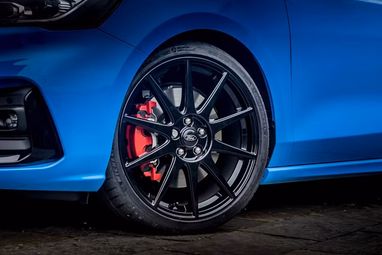 Ngoài các thay đổi trên, sức mạnh của Ford Focus ST Edition không có gì khác so với ST tiêu chuẩn. Trái tim của xe là khối động cơ EcoBoost 4 xylanh, dung tích 2.3L tăng áp turbo, sản sinh công suất 276 mã lực và mômen xoắn cực đại 420 Nm. Sức mạnh này được truyền đánh bánh trước của xe thông qua hộp số sàn 6 cấp.