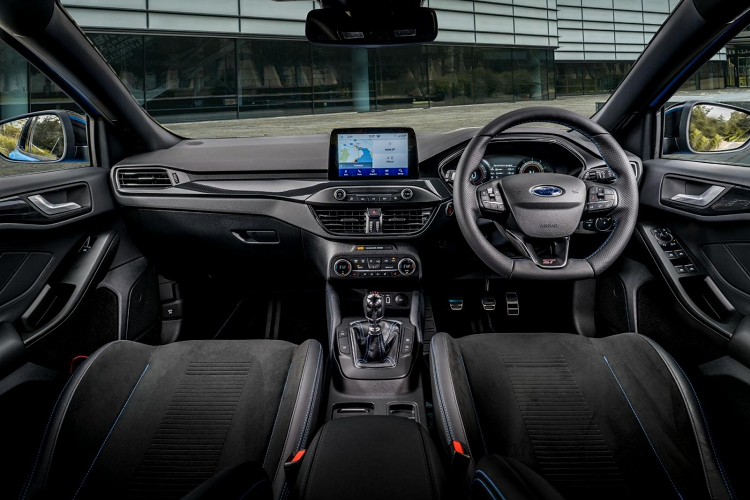 Bổ sung đáng chú ý nhất về diện mạo của xe chính là trang bị bộ lazăng hợp kim đa nan kích thước 19 inch. Được biết, bộ vành này có trọng lượng nhẹ hơn so với vành nguyên bản, giúp giảm 10% trọng lượng ở mỗi góc của xe. Đi kèm với lazăng mới là bộ lốp Michelin Pilot Sport 4S.