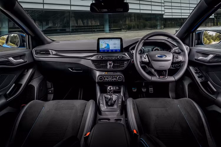 Bổ sung đáng chú ý nhất về diện mạo của xe chính là trang bị bộ lazăng hợp kim đa nan kích thước 19 inch. Được biết, bộ vành này có trọng lượng nhẹ hơn so với vành nguyên bản, giúp giảm 10% trọng lượng ở mỗi góc của xe. Đi kèm với lazăng mới là bộ lốp Michelin Pilot Sport 4S.