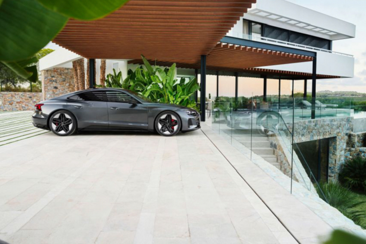 Trong khi đó, phiên bản RS e-tron GT trang bị động cơ phía sau mạnh hơn một chút ở mức 456 mã lực. công suất kết hợp trên cả 2 trục là 598 mã lực và momen xoắn cực đại 830Nm. Chế độ Overboost cho phép công suất có được ở mức 646 mã lực. RS etron GT chỉ mất 3,3 giây để tăng tốc từ 00-100km/h. Tốc độ tối đa giới hạn ở mức 250km/h.