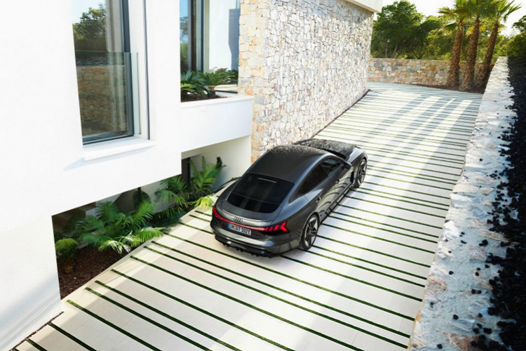 Trên phiên bản quattro tiêu chuẩn, động cơ trục trước có công suất 238 mã lực trong khi động cơ trục sau có công suất 435 mã lực. Tổng công suất đạt được ở mức 476 mã lục và momen xoắn cực đại 630 Nm. Sử dụng chế độ Launch Control, công suất có thể lên tới 530 mã lực và 640 Nm trong khoảng thời gian 2,5 giây. e-tron GT gây ấn tượng bởi khả năng tăng tốc từ 0-100km/h chỉ trong 4,1 giây. Tốc độ tối đa đạt 245km/h.