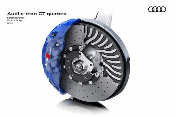 Tương tự Porsche Taycan, động cơ phía sau truyền lực tới các bánh xe thông qua hộp số hai tốc độ. Hộp số tỷ số truyền thấp đầu tiên của Audi cho phép người lái sang số tức thì để mang lại cảm giác lái phấn khích nhất. Người lái cũng có thể cài đặt chế độ tỷ số truyền rộng hơn để thoải mái hơn khi di chuyển hằng ngày. Gói pin lithium-ion 85 kWh được trang bị trên cả hai phiên bản e-tron GT. Nhờ đó, chiếc GT có phạm vi di chuyển lên đến 487 km trong 1 lần sạc.