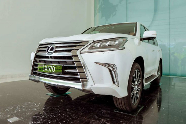 Khi phát hiện xe đang tiến lại gần, hệ thống sẽ cảnh báo lái xe bằng cách báo hiệu và chỉ dẫn ở gương chiếu hậu liền kề. "Trái tim" của Lexus LX 570 mới về Cao Bằng là khối động cơ V8 5.7L, sản sinh công suất tối đa 367 mã lực và mô-men xoắn cực đại 530 Nm. Sức mạnh được gửi đến các bánh xe thông qua hộp số tự động 8 cấp.