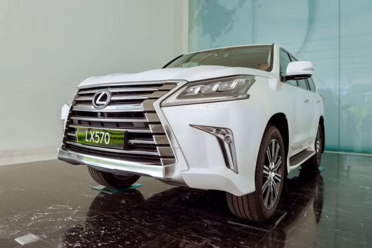 Khi phát hiện xe đang tiến lại gần, hệ thống sẽ cảnh báo lái xe bằng cách báo hiệu và chỉ dẫn ở gương chiếu hậu liền kề. "Trái tim" của Lexus LX 570 mới về Cao Bằng là khối động cơ V8 5.7L, sản sinh công suất tối đa 367 mã lực và mô-men xoắn cực đại 530 Nm. Sức mạnh được gửi đến các bánh xe thông qua hộp số tự động 8 cấp.