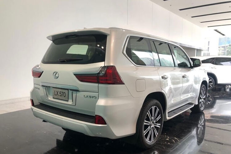 Hệ thống cảnh báo phương tiện cắt ngang khi lùi (Rear Cross Traffic Alert) sử dụng radar bước sóng milimet trong cản sau nhằm phát hiện xe trong phạm vi khó quan sát phía sau xe.