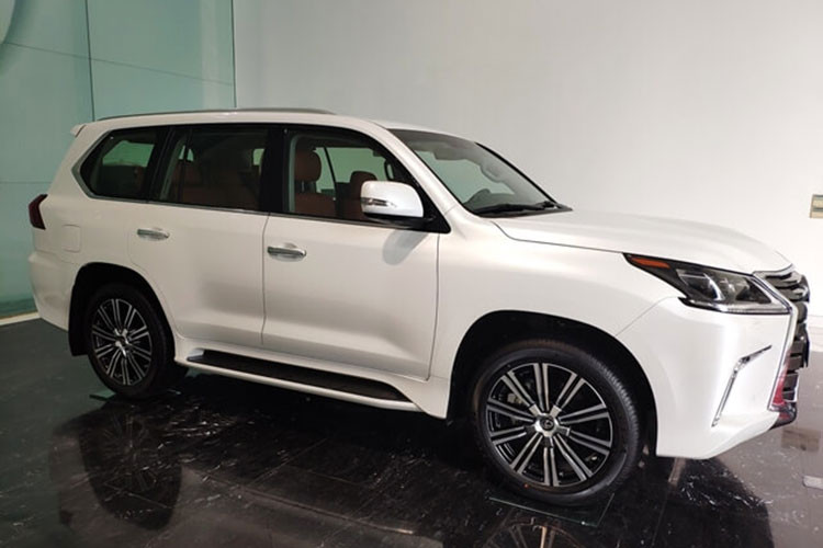 Hệ thống cảnh báo điểm mù (BSM) sử dụng sóng ra-đa phát hiện các phương tiện khác trong vùng hiển thị 3m rộng và 60m dài 2 bên thân xe từ phía sau trong làn đường liền kề mà không nhìn thấy được trong gương chiếu hậu hoặc đang nhanh chóng tiến vào điểm mù;