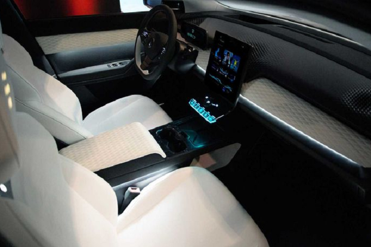 Dòng trạng thái mà Fisker chia sẻ trên Twitter cho thấy Fisker Ocean bản thương mại sẽ có thêm nhiều điều mới mẻ và thú vị. Rất có thể Fisker sẽ bổ sung các phần mềm cũng như công nghệ cho nội thất để biến Fisker trở thành mẫu xe có "màn hình trung tâm tuyệt vời nhất".