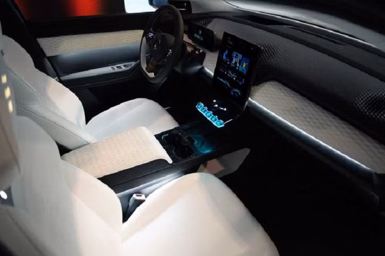 Dòng trạng thái mà Fisker chia sẻ trên Twitter cho thấy Fisker Ocean bản thương mại sẽ có thêm nhiều điều mới mẻ và thú vị. Rất có thể Fisker sẽ bổ sung các phần mềm cũng như công nghệ cho nội thất để biến Fisker trở thành mẫu xe có "màn hình trung tâm tuyệt vời nhất".