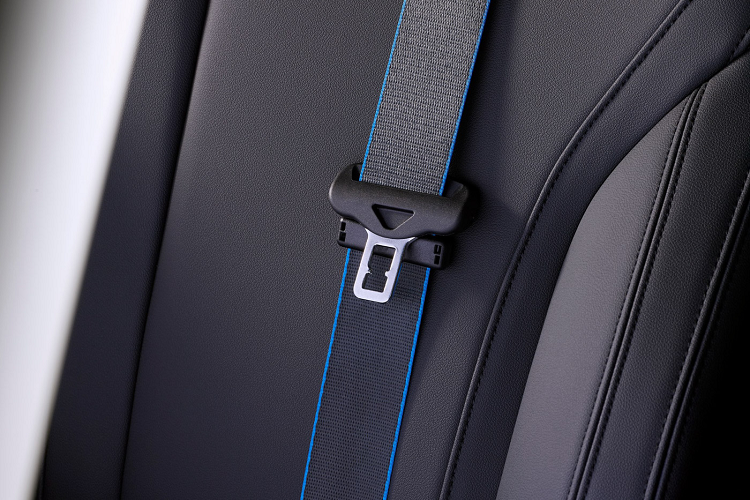 Xe được trang bị hệ thống pin tế bào nhiên liệu với hai thùng Hydro có áp suất 700 bar được làm bằng vật liệu nhựa gia cố sợi carbon (CFRP) có thể chứa được 6 kg Hydro. Việc sử dụng BMW iX5 trong những chuyến đi dài là một điều khả thi khi để đổ đầy hai bình Hydro chỉ mất khoảng 3 đến 4 phút.