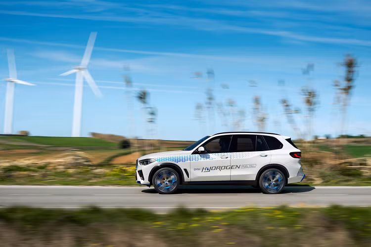 Tuy BMW iX5 Hydrogen hoàn toàn mới chỉ là một mẫu Concept với mục tiêu thu thập phản ứng của khách hàng nhưng trong tương lai, Hydro hoàn toàn có thể trở thành một yếu tố giúp thay thế các loại nhiên liệu truyền thống và có thể được ứng dụng một cách rộng rãi.