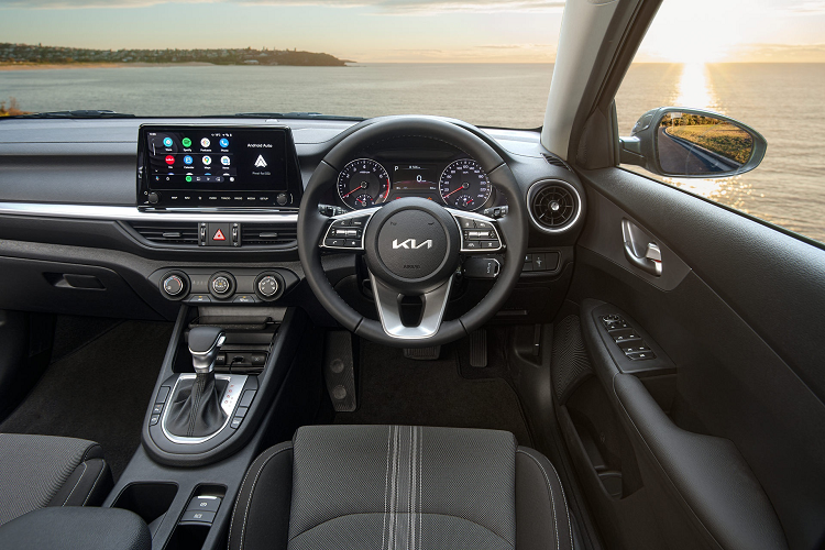 Bên trong, xe có ghế lái chỉnh điện 6 hướng, màn hình giải trí 8 inch tích hợp Apple CarPlay/Android Auto, dàn âm thanh 6 loa, điều hòa cho hàng ghế sau. Các công nghệ gồm hỗ trợ giữ làn, hỗ trợ bám làn, phanh tự động khẩn cấp, kiểm soát hành trình, cảm biến đỗ xe trước/sau và camera lùi.