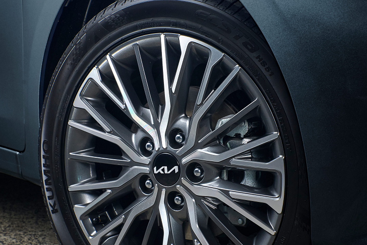 Bản Sport+ cao cấp hơn được bổ sung hệ thống phanh đĩa sau lớn hơn, khóa thông minh, nội thất bọc da, hàng ghế trước có sưởi, điều hòa tự động 2 vùng, gương chiếu hậu chống chói, phanh tự động thông minh, hỗ trợ tránh va chạm điểm mù, kiểm soát hành trình thích ứng…