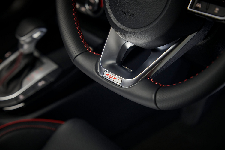 Bản này còn đi kèm hộp số ly hợp kép 7 cấp, hệ thống treo sau đa liên kết, hệ thống phanh thể thao, mâm 18 inch và thiết kế bên ngoài thể thao hơn. Ở bên trong, Cerato GT được trang bị dàn âm thanh 8 loa của JBL.