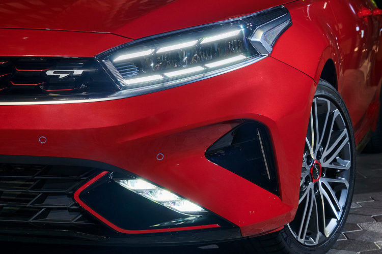 Kia Cerato 2022 trông hiện đại hơn đời trước với phần đầu được tái thiết kế, lưới tản nhiệt mở rộng. Điểm nhấn là đèn daylight với 6 đường LED viền bên ngoài thay cho kiểu 4 cụm LED trước đây. Đèn báo rẽ được tích hợp vào đèn định vị.