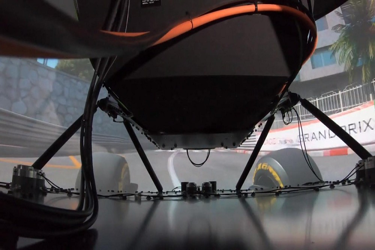 Máy mô phỏng DMG-1 cung cấp một trải nghiệm lái xe sống động và chân thực đáng kinh ngạc, nhờ băng thông chuyển động cao &gt; 55Hz ở tất cả 6DOF (6 mức độ tự do). Đó là lý do tại sao người lái có thể trải nghiệm mọi thứ từ tiếng ồn trên đường, độ rung động cơ đến độ rung ABS, và hơn thế nữa. Một tính năng đáng lưu ý khác của DMG-1 là độ trễ cực thấp (3-4 ms), giúp cung cấp phản hồi chuyển động xe tức thời, khiến người lái có thể phản ứng nhanh hơn như thể đang lái một chiếc xe thật.