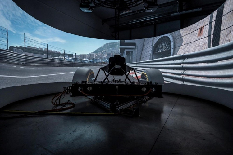 Nhà sản xuất máy mô phỏng chuyển động Dynisma tuyên bố rằng thiết bị DMG-1 mới của họ cung cấp một hướng tiếp cận sáng tạo để thiết kế máy mô phỏng và xác định lại mô phỏng chuyển động, tốt hơn 50% so với bất kỳ đối thủ cạnh tranh nào khác. Sản phẩm này có hai phiên bản, DMG-1, và DMG-1C, với chữ “C” viết tắt cho “carbon”, qua đó cho biết đấy là phiên bản trọng lượng nhẹ hơn.