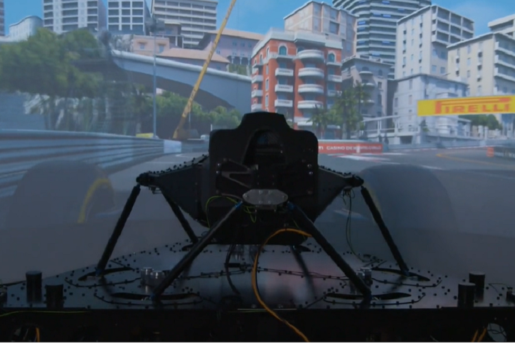 Dynisma đã sử dụng hệ thống lái xe DMG-1 cho quá trình thiết kế và chế tạo của máy mô phỏng đặc chế riêng đầu tiên cho một đội đua Công thức 1. Theo Ashley Warne, mục đích của máy mô phỏng là giảm chi phí, tác động khí thải carbon, và thời gian cần thiết để thử nghiệm xe, trong khi mang đến cho các kỹ sư khả năng thực hiện tất cả các thí nghiệm và nghiên cứu của họ trong một môi trường ảo an toàn 100%.