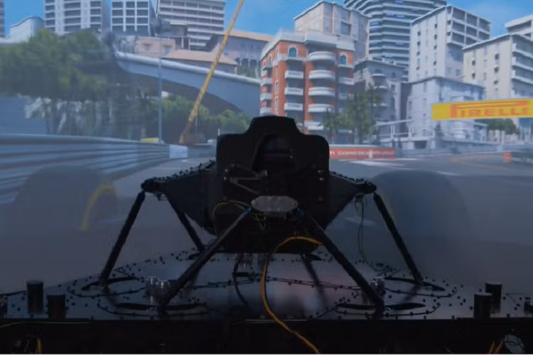 Dynisma đã sử dụng hệ thống lái xe DMG-1 cho quá trình thiết kế và chế tạo của máy mô phỏng đặc chế riêng đầu tiên cho một đội đua Công thức 1. Theo Ashley Warne, mục đích của máy mô phỏng là giảm chi phí, tác động khí thải carbon, và thời gian cần thiết để thử nghiệm xe, trong khi mang đến cho các kỹ sư khả năng thực hiện tất cả các thí nghiệm và nghiên cứu của họ trong một môi trường ảo an toàn 100%.