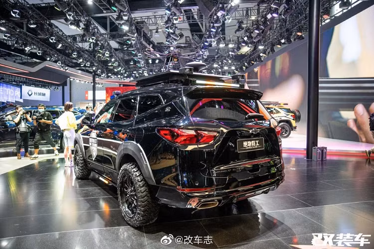 Cụ thể, Chevrolet Blazer Mobile Command Center được chế tạo dựa trên phiên bản RS phổ biến, và đã được trang bị kỹ càng từ bên ngoài vào trong để phục vụ, bảo vệ, và chống trả kẻ địch. Ngoại thất của chiếc xe chống tội phạm này được sơn một màu đen đầy vẻ uy hiếp, và được bao phủ bởi phù hiệu cảnh sát ở nhiều vị trí như trên nắp capô, bên cửa.