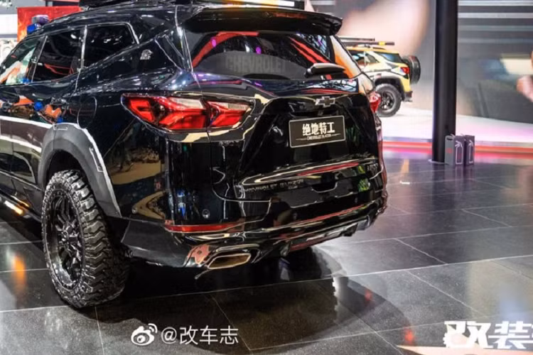 Nội thất của Chevrolet Blazer bản độ "Mobile Command Center" có trang bị đầy màn hình và nút điều khiển.