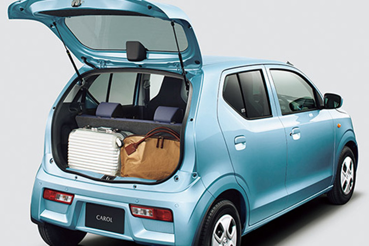 Tương tự ngoại thất, nội thất của Mazda Carol 2022 cũng được bê nguyên từ Suzuki Alto mới sang, trừ logo trên vô lăng. Xe được trang bị nội thất 2 hàng ghế, bọc nỉ màu xanh đậm và không có bệ tì tay. Là xe giá rẻ nên Mazda Carol 2022 không có phanh tay điện tử và tính năng tự động giữ phanh tạm thời.