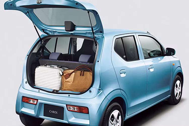 Tương tự ngoại thất, nội thất của Mazda Carol 2022 cũng được bê nguyên từ Suzuki Alto mới sang, trừ logo trên vô lăng. Xe được trang bị nội thất 2 hàng ghế, bọc nỉ màu xanh đậm và không có bệ tì tay. Là xe giá rẻ nên Mazda Carol 2022 không có phanh tay điện tử và tính năng tự động giữ phanh tạm thời.