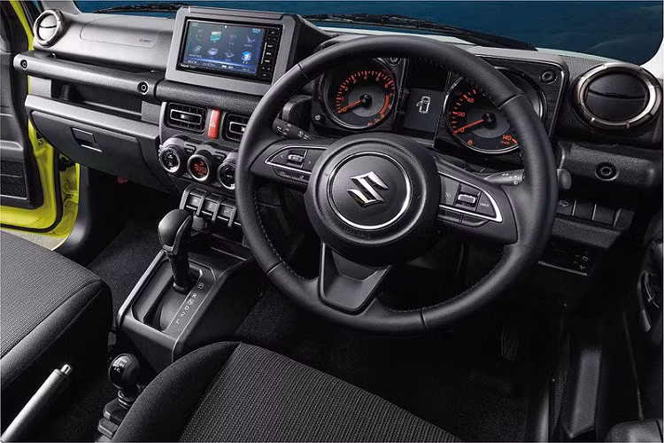 Suzuki Jimny thế hệ mới thuộc phiên bản thứ 4 trong chuỗi lịch sử 20 năm hình thành và phát triển nên thương hiệu SUV cỡ nhỏ Jimny của Suzuki. Về thiết kế ngoại thất khi so sánh với thế hệ trước, Suzuki Jimny mới sở hữu ngoại hình vuông vức, nắp capô cũng như cản trước mạnh mẽ hơn nhờ những đường góc cạnh, thiết kế siêu gọn của khung gầm, khoảng cách từ trục trước/sau, góc tiếp cận 37 độ, góc vượt dốc 28 độ và góc thoát 49 độ cũng là một trong những đặc điểm tôn lên tính riêng biệt của Suzuki Jimny 2019.