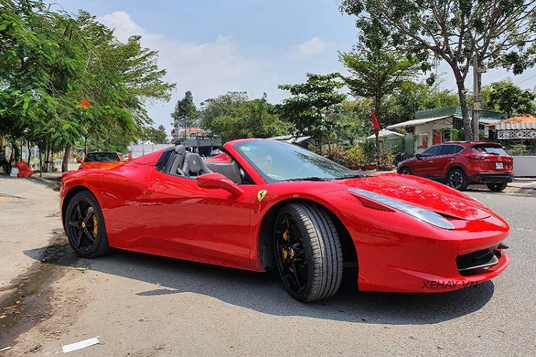 Khi còn ở trong tay ông chủ cà phê Trung Nguyên, siêu xe Ferrari 458 Spider được dán decal màu trắng tinh tế, tuy nhiên, hiện "siêu ngựa" đã gỡ lớp dán decal để quay trở lại màu sơn đỏ đặc trưng nguyên bản.