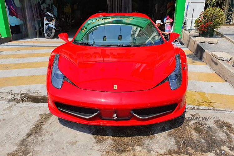 Ngoài ra, siêu xe này cũng vừa kịp được chủ showroom "lên đời" cho hệ thống ống xả của Fi mang lại âm thanh đanh thép hơn.