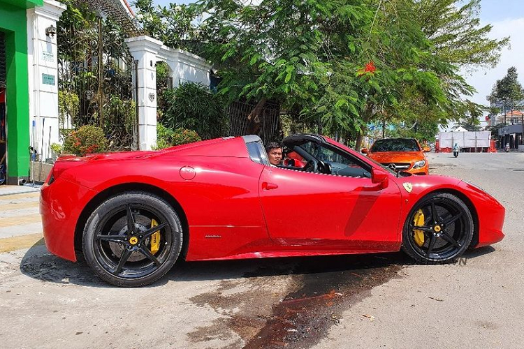 Bên cạnh phần thân có thiết kế ấn tượng, chiếc Ferrari 458 Spider này còn tạo điểm nhấn với bộ la-zăng 5 chấu đơn sơn đen tương phản và kẹp phanh màu vàng nổi bật.