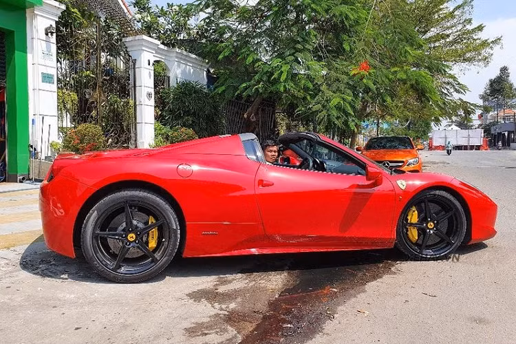 Bên cạnh phần thân có thiết kế ấn tượng, chiếc Ferrari 458 Spider này còn tạo điểm nhấn với bộ la-zăng 5 chấu đơn sơn đen tương phản và kẹp phanh màu vàng nổi bật.