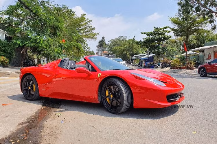 Về truyền động, Ferrari 458 Spider được trang bị khối động cơ V8 4.5L hút khí tự nhiên, sản sinh công suất 562 mã lực và mô-men xoắn 540 Nm.