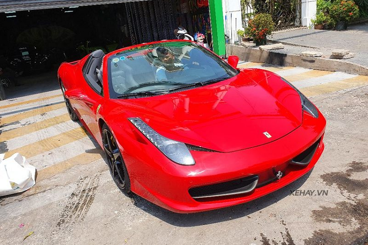 Sức mạnh được gửi đến các bánh xe thông qua hộp số ly hợp kép 7 cấp Getrag, giúp xe tăng tốc từ 0 - 100 km/h trong 3,4 giây trước khi đạt vận tốc tối đa 320 km/h. Mức giá xe Ferrari 458 Spider màu độc này khi mới về Việt Nam không dưới 15 tỷ đồng.