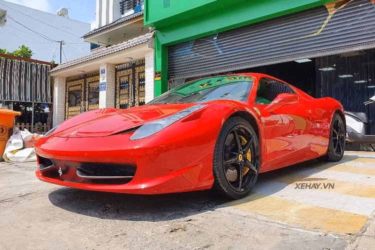 Một điểm đáng chú ý nữa của siêu xe mui trần 458 Spider là xe chỉ mất 14 giây để đóng/mở bộ mui cứng nặng 25 kg.