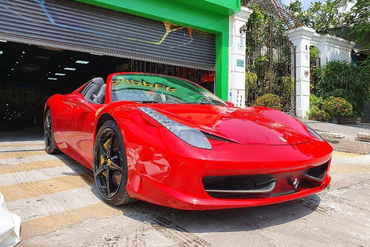 Tại Việt Nam, chỉ có đúng một chiếc Ferrari 458 Spider màu độc, đó là ngoại thất đỏ Rosso Corsa, hai chiếc còn lại đều có màu trắng, trong đó có một chiếc thuộc sở hữu của một nữ doanh nhân trẻ tuổi trong Sài Gòn, xe vừa được dán decal màu xám gần đây.
