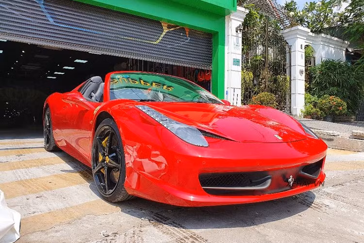Tại Việt Nam, chỉ có đúng một chiếc Ferrari 458 Spider màu độc, đó là ngoại thất đỏ Rosso Corsa, hai chiếc còn lại đều có màu trắng, trong đó có một chiếc thuộc sở hữu của một nữ doanh nhân trẻ tuổi trong Sài Gòn, xe vừa được dán decal màu xám gần đây.
