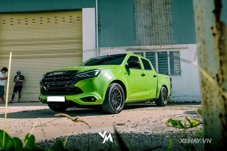 Một tay chơi ở khu vực miền nam mới đây đã thực hiện thành công gói độ cho chiếc Isuzu D-Max 2021 mới, mẫu xe cũng vừa được ra mắt tại thị trường Việt Nam cách đây một thời gian ngắn. Đáng chú ý, chiếc xe này được độ theo phong cách hạ gầm vốn rất được ưa chuộng tại Thái Lan.