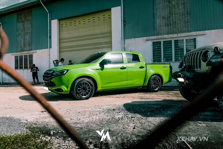 Nhìn bằng mắt thường, gầm của chiếc Isuzu D-Max 2021 dân chơi này giờ có thể chỉ ngang với một chiếc xe sedan thay vì kiểu cao "lêu nghêu" như các mẫu bán tải thường gặp.