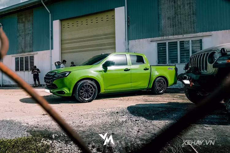 Nhìn bằng mắt thường, gầm của chiếc Isuzu D-Max 2021 dân chơi này giờ có thể chỉ ngang với một chiếc xe sedan thay vì kiểu cao "lêu nghêu" như các mẫu bán tải thường gặp.