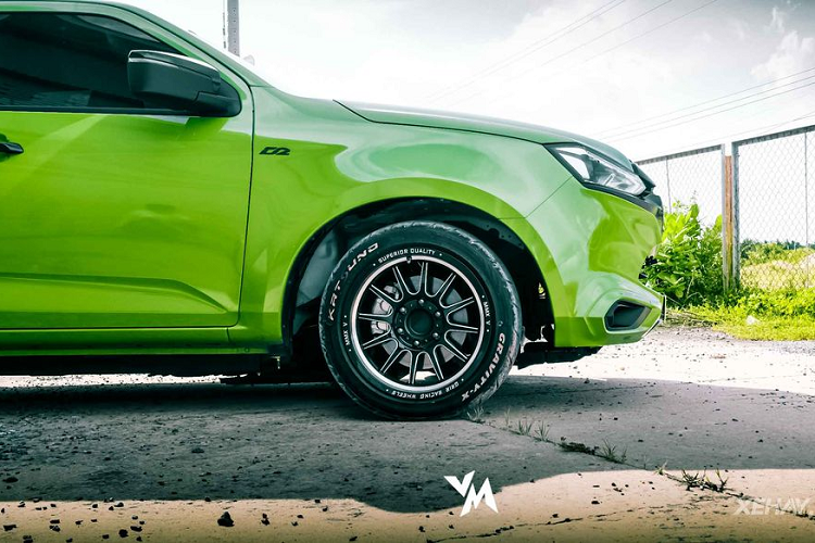 Tiếp theo, toàn bộ phần ngoại thất của xe giờ được dán đề-can đổi sang tông màu xanh lá bắt mắt. Dàn phuộc nguyên bản được thay thế mới và giúp xe hạ khoảng sáng gầm xuống gần mặt đường hơn.