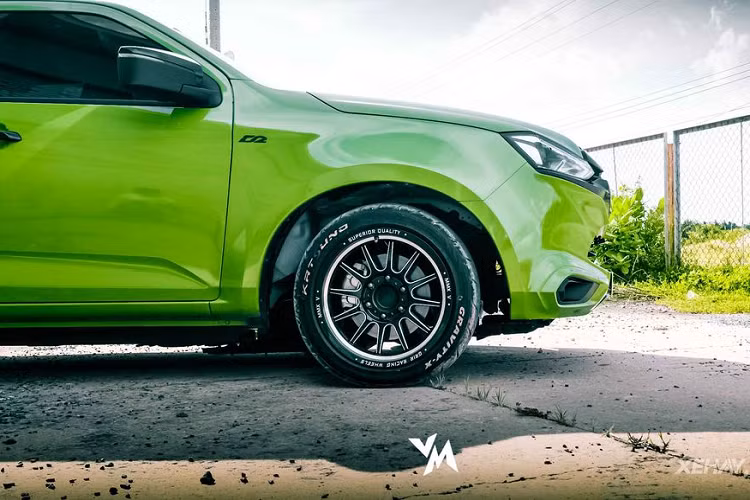 Tiếp theo, toàn bộ phần ngoại thất của xe giờ được dán đề-can đổi sang tông màu xanh lá bắt mắt. Dàn phuộc nguyên bản được thay thế mới và giúp xe hạ khoảng sáng gầm xuống gần mặt đường hơn.