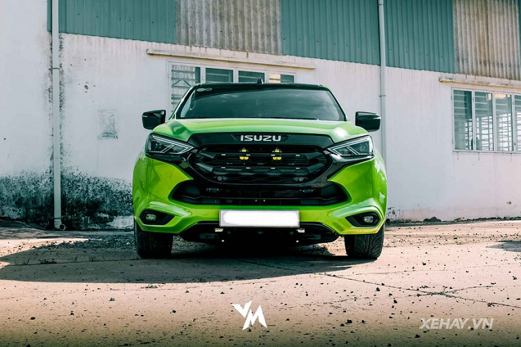 Điểm thay đổi đầu tiên trên Isuzu D-Max 2021 độ gầm này đến từ khu vực phía trước của xe. Cụ thể, chủ xe đã thay thế phần cản trước và mặt ca-lăng của xe theo phong cách mẫu SUV Mu-X thế hệ mới. Sự kết hợp tưởng chừng chẳng liên quan này lại mang đến cho chiếc D-Max 2021 diện mạo mới mẻ và cuốn hút hơn.