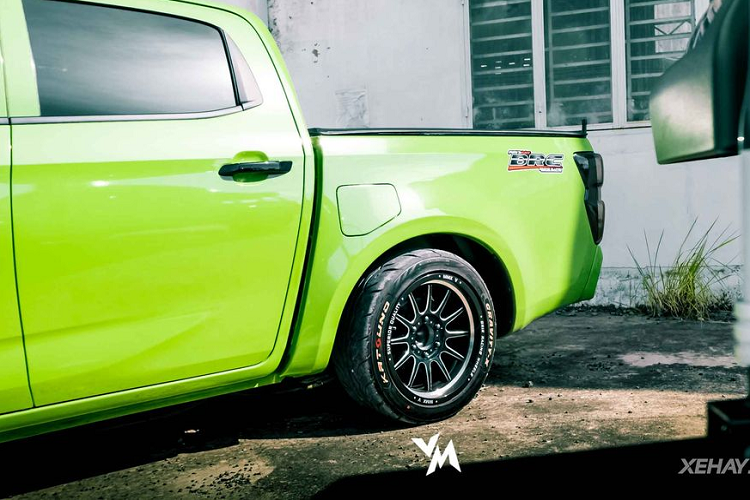 Để gia tăng thêm vẻ thẩm mỹ cho bản độ Isuzu D-Max 2021 của mình, chủ nhân chiếc xe còn trang bị thêm cặp mâm mới, bộ cản sau được gỡ bỏ, bổ sung cánh gió nhỏ ở nóc xe, nắp cốp dán đen tạo cảm giác hầm hố đính kèm một số hình hoạ trang trí bắt mắt.