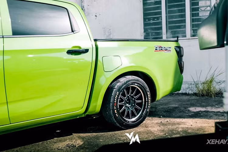 Để gia tăng thêm vẻ thẩm mỹ cho bản độ Isuzu D-Max 2021 của mình, chủ nhân chiếc xe còn trang bị thêm cặp mâm mới, bộ cản sau được gỡ bỏ, bổ sung cánh gió nhỏ ở nóc xe, nắp cốp dán đen tạo cảm giác hầm hố đính kèm một số hình hoạ trang trí bắt mắt.