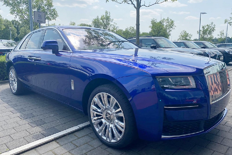 Hiện chỉ mới có duy nhất một chiếc xe siêu sang Rolls-Royce Ghost 2021 được mang về dải đất hình chữ S theo diện nhập khẩu chính hãng, xe thuộc bản trục cơ sở dài và được rao bán lên đến 43 tỷ đồng, mức giá này đã được giảm 2 tỷ đồng so với cách đây vài tuần.
